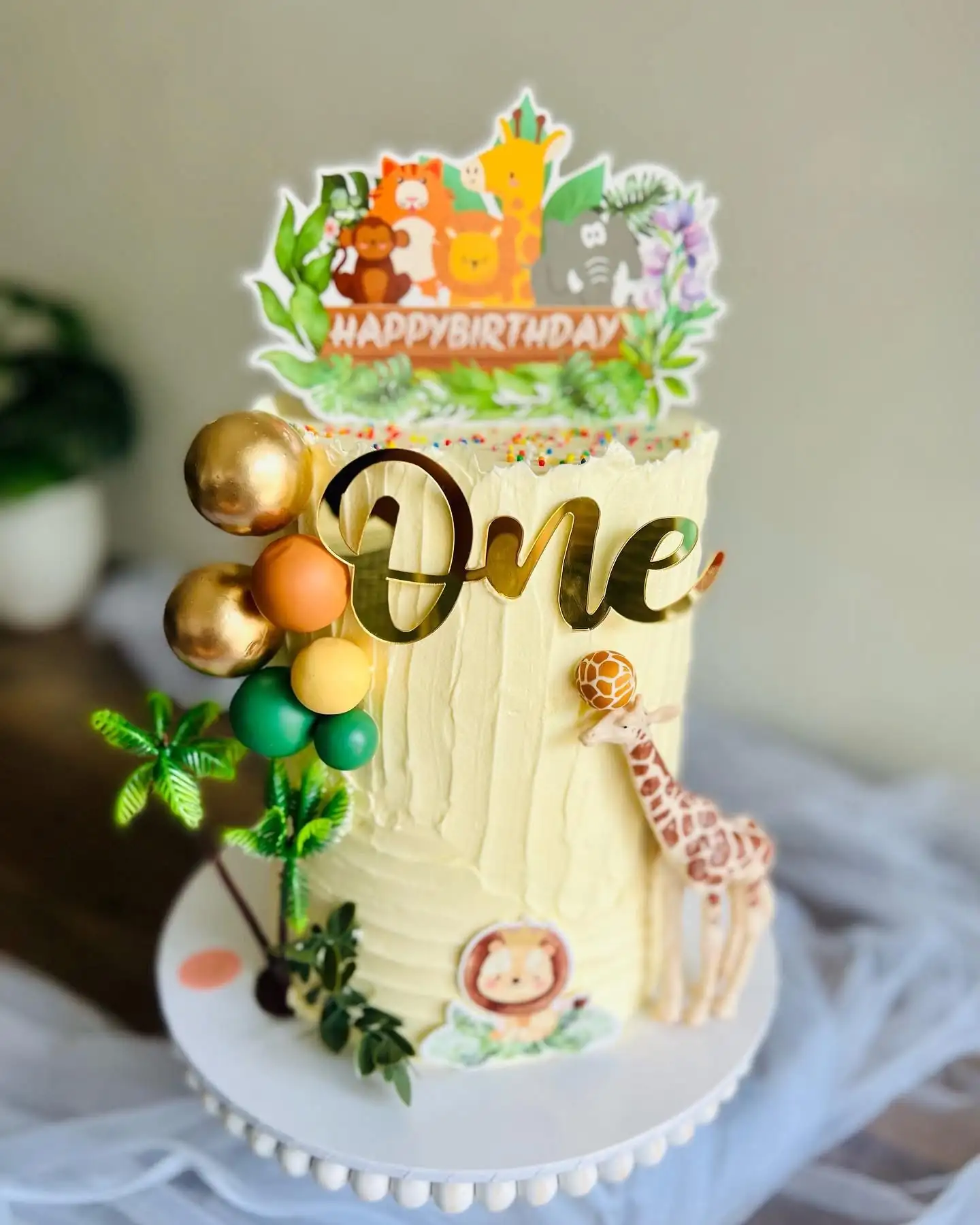 cute single tier jungle cake with giraffe and other animals in Sydney.